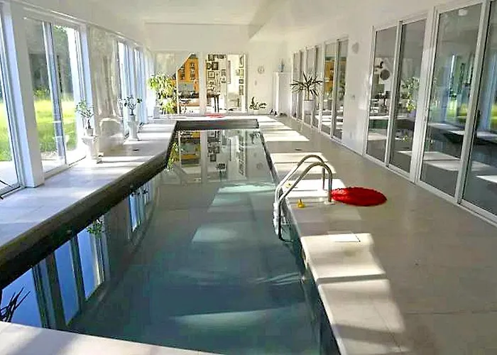 Fabulous Retreat With An Indoor Pool And Sauna For A Luxury Getaway In Champaign, Illinois Holiday home