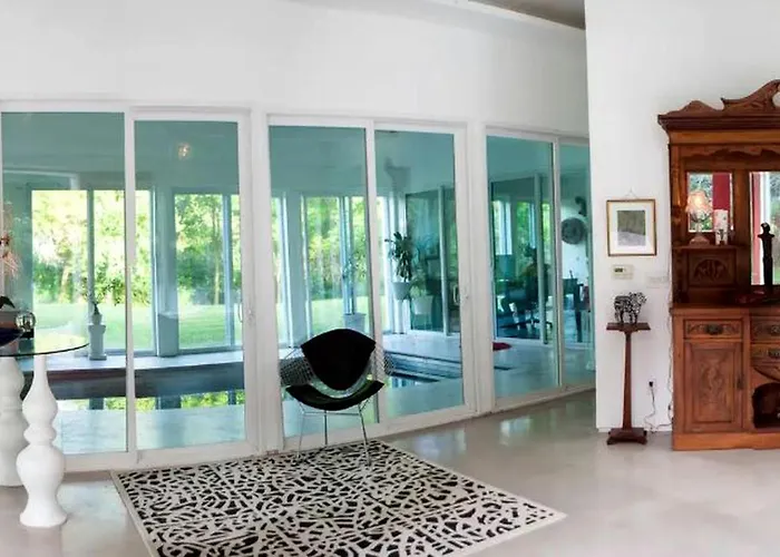 Fabulous Retreat With An Indoor Pool And Sauna For A Luxury Getaway In Champaign, Illinois Holiday home Champaign