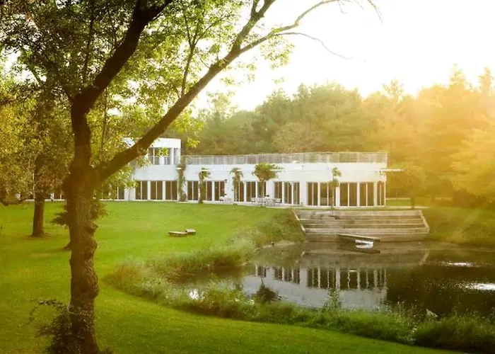Fabulous Retreat With An Indoor Pool And Sauna For A Luxury Getaway In Champaign, Illinois Holiday home Champaign